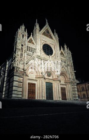 Duomo di Siena illuminato di notte vista laterale frontale senza persone in giro Foto Stock