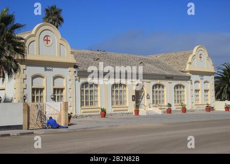 Swakopmund, Namibia - 18 aprile 2015: Edifici e architettura tedeschi antichi: Un hotel in un ex edificio ospedaliero e una strada urbana africana Foto Stock