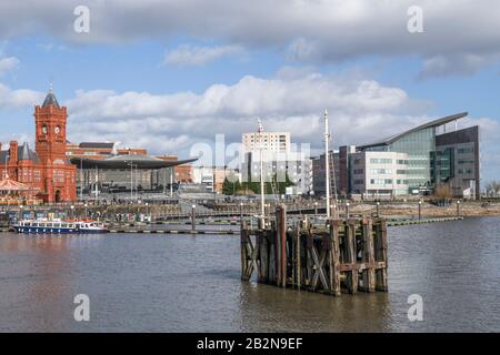 Baia di Cardiff che mostra i vecchi ormeggi o delfini utilizzati dalle navi per ormeggiare a durante la riparazione. Foto Stock