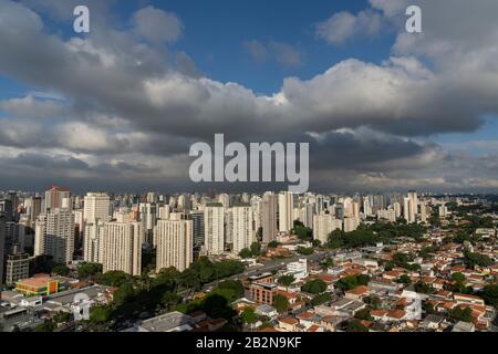 Bella luce del tramonto nella grande città. Sao Paulo Città, Brasile. Foto Stock