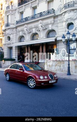 1999 Jaguar S Type al di fuori dell'Hotel De Paris Monte Carlo Foto Stock