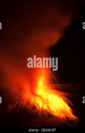 Vulcano Tungurahua eruzione 28 11 2010 ecuador america del sud alle 2 del mattino ora locale Foto Stock