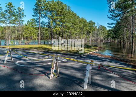 Record pioggia caduta al lago Lanier Georgia chiudere Piccolo parco di cresta con barricate e nastro di cautela per non entrare nel parcheggio allagato su un soleggiato Foto Stock