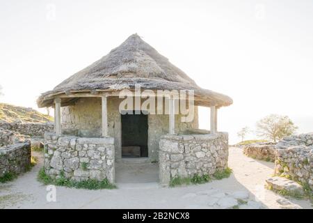 Antiche strutture in pietra a Castro de Santa Trega, Galizia, Spagna Foto Stock