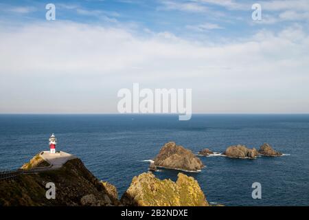 Vista del faro di Cabo Ortegal e degli Aguillons a Costa Artabra, a Coruña, Spagna Foto Stock