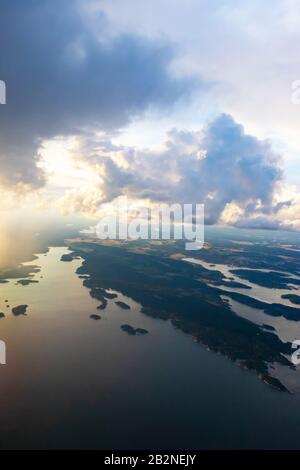 Il suggestivo tramonto sorvola la costa svedese del Mar Baltico visto da un aereo volante all'aeroporto di Scavsta subito dopo una tempesta estiva Foto Stock