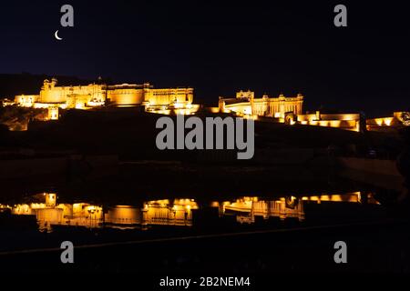 Vista notturna del Forte Amer illuminato a Jaipur, India Foto Stock