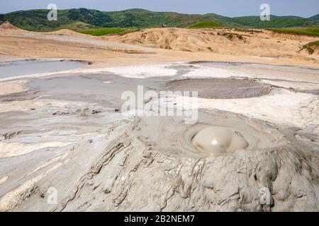 L'Eruzione Del Fango Di Berca È Una Riserva Geografica Ed Botanica Situata Nel Comune Di Berca Nella Contea Di Buzau In Romania Foto Stock