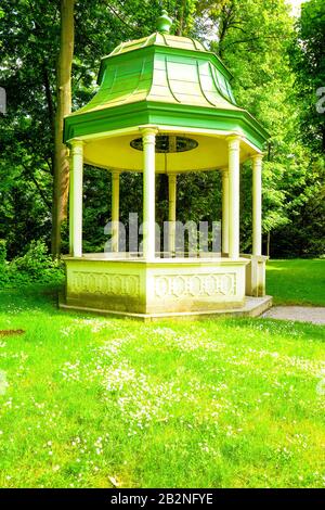 Stile classico Kiosk nella foresta utilizzata da royalties in Austria Foto Stock