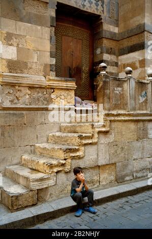 Fotografia di viaggio - scena di strada nel quartiere islamico Fatimid Cairo della città del Cairo in Egitto in Nord Africa Medio Oriente Foto Stock