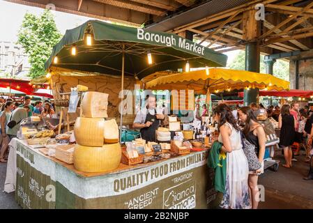 Borough Market, negozio di formaggi, Londra, Regno Unito Foto Stock