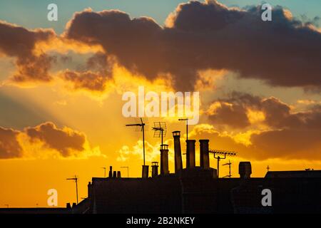 Northampton, UK, 3rd Marzo 2020, UK Meteo, Fiery Sunset sui tetti che guardano verso la città. Credito: Keith J Smith./Alamy Live News Foto Stock