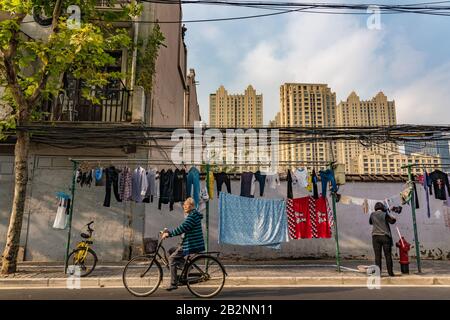 Shanghai, CINA, 28 OTTOBRE 2019: Street scene di locali appese lavaggio in una vecchia strada residenziale a Laoximen il 28 ottobre 2019 a Shanghai Foto Stock