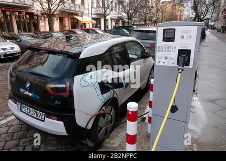 Auto elettrica di Drive Now car sharing Company carica sulla strada a Prenzlauer Berg, Berlino, Germania Foto Stock