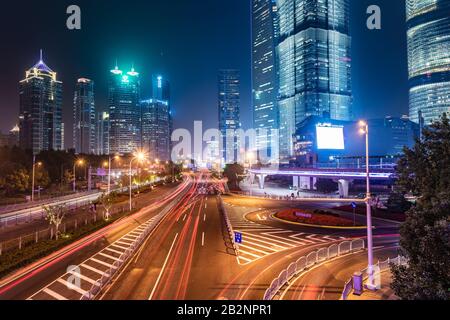 Shanghai, CINA, 28 OTTOBRE 2019: Vista notturna di una strada del centro con sentieri leggeri nel quartiere finanziario di Lujiazui il 28 ottobre 2019 a Shanghai Foto Stock