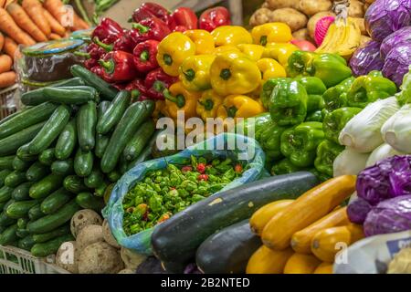 Il colouful mercato coperto a Nuwara Eliya vende coltivati localmente la frutta fresca e verdura. Nuwara Eliya, Sri Lanka. Foto Stock