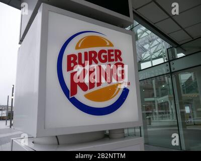 Logo Burger King fuori negozio a Westfield, White City London, Regno Unito Foto Stock