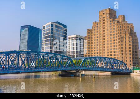 Shanghai, CINA, 29 OTTOBRE: Vista sul lungofiume della Brige Waaibaidu e degli edifici della città a Suzhou Creek il 29 ottobre 2019 a Shanghai Foto Stock
