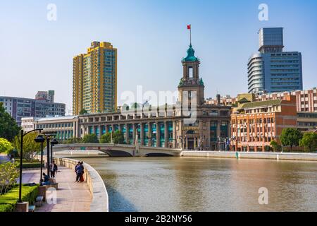 Shanghai, CINA, 29 OTTOBRE: Vista del Museo postale di Shanghai e degli edifici lungo il fiume a Suzhou Creek il 29 ottobre 2019 a Shanghai Foto Stock