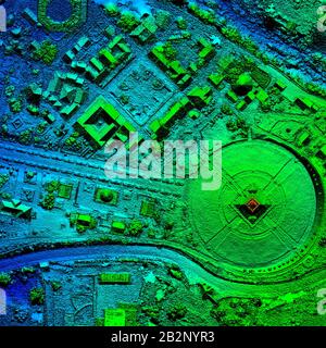 Rappresentazione topografica aerea di un'area urbana, resa in una sfumatura di colore da blu a verde che indica variazioni di altitudine. L'immagine mostra un modello simile a una griglia di edifici e strade, con Foto Stock