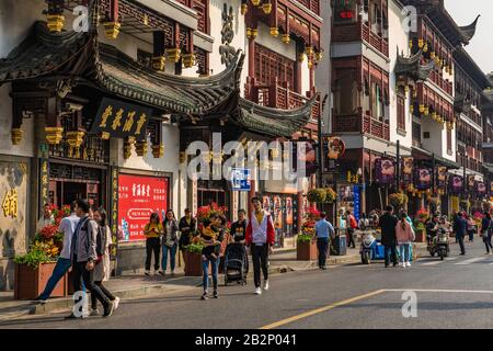 Shanghai, CINA, 29 OTTOBRE: Questa è la vecchia strada Yuyuan, una famosa via dello shopping con architettura storica vicino al giardino Yuyuan il 29 ottobre 2019 in Foto Stock