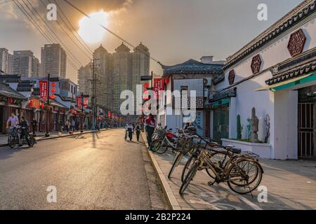 Shanghai, CINA, 29 OTTOBRE: Si tratta di Shanghai Old Street, una famosa strada storica vicino al Giardino Yuyuan durante il tramonto del 29 ottobre 2019 a Shanghai Foto Stock