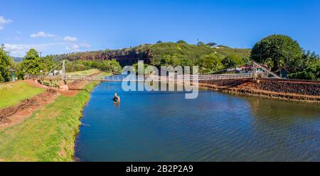 Veduta aerea del ponte oscillante in legno di Hanapepe sul fiume Kauai Foto Stock