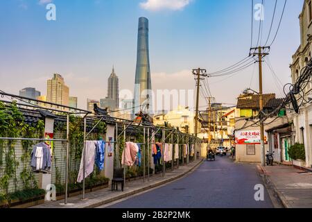Shanghai, CINA, 29 OTTOBRE: Vista di una vecchia strada nella zona di Laoximen con la famosa Torre di Shanghai in lontananza il 29 ottobre 2019 a Shanghai Foto Stock