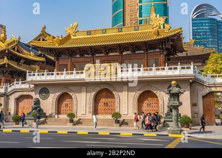 Shanghai, CINA, 30 OTTOBRE: Questo è il tempio di Jing'an, un famoso tempio buddista e destinazione di viaggio nel quartiere di Jing'an il 30 ottobre 2019 in Sh Foto Stock