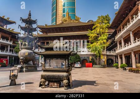 Shanghai, CINA, 30 OTTOBRE: Temple Grounds nel famoso tempio di Jing'an un tradizionale tempio buddista cinese il 30 ottobre 2019 a Shanghai Foto Stock