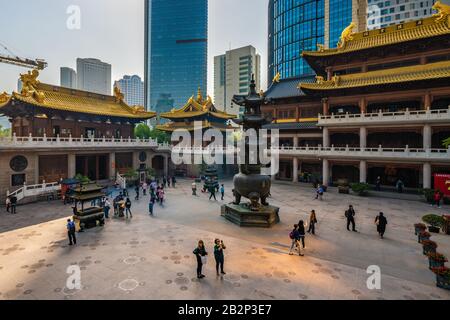 Shanghai, CINA, 30 OTTOBRE 2019: Vista del Tempio di Jing'an, un tradizionale tempio buddista, e famosa destinazione turistica il 30 ottobre 2019 a Shanghai Foto Stock