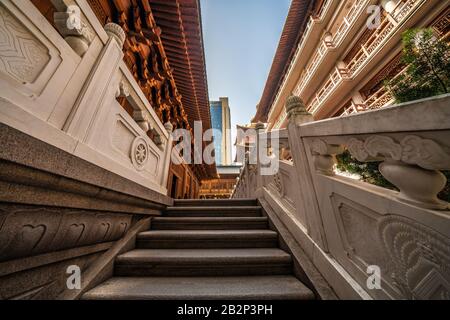 Shanghai, CINA, 30 OTTOBRE: Architettura cinese tradizionale al Tempio Jing'an, un famoso tempio buddista il 30 ottobre 2019 a Shanghai Foto Stock
