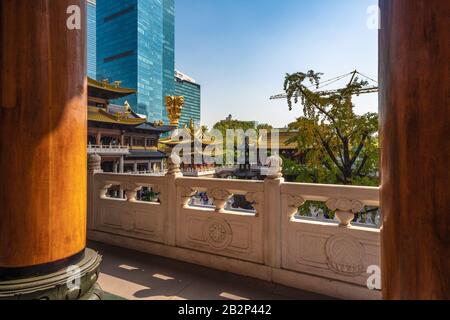 Shanghai, CINA, 30 OTTOBRE: Architettura tradizionale al Tempio Jing'an, un tradizionale tempio buddista cinese il 30 ottobre 2019 a Shanghai Foto Stock
