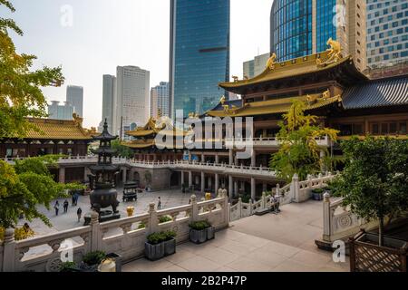 Shanghai, CINA, 30 OTTOBRE: Si tratta di una vista del Tempio Jing'an, un tradizionale tempio buddista nel quartiere Jing'an il 30 ottobre 2019 a Shanghai Foto Stock