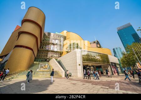 Shanghai, CINA, 29 OTTOBRE 2019: Vista di un centro commerciale di lusso a Jing; un tempio nel centro città il 29 ottobre 2019 a Shanghai Foto Stock