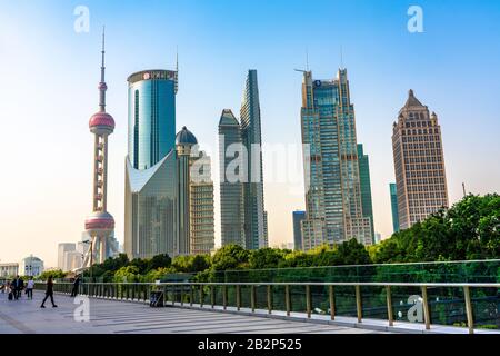 Shanghai, CINA, 30 OTTOBRE: Vista dei grattacieli del centro città nel quartiere finanziario di Lujiazui il 30 ottobre 2019 a Shanghai Foto Stock