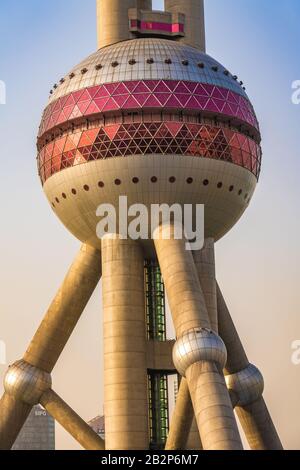 Shanghai, CINA, 30 OTTOBRE 2019: Primo piano l'architettura della Torre Perla Orientale, un iconico edificio simbolo a Lujiazui il 30 ottobre 2019 a Shanghai Foto Stock
