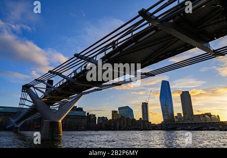 Il Millennium Bridge di Londra, Regno Unito, attraversa il Tamigi fino alla galleria Tate Modern con Blackfriars Bridge e la South Bank alle spalle Foto Stock