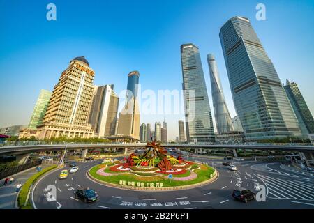 Shanghai, CINA, 30 OTTOBRE: Paesaggio urbano di rotatoria e grattacieli del quartiere finanziario a Lujiazui il 30 ottobre 2019 a Shanghai Foto Stock