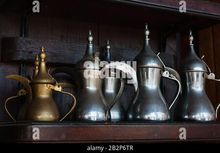 Il metallo orientale brocche stand su un ripiano in un negozio di arabo Foto Stock