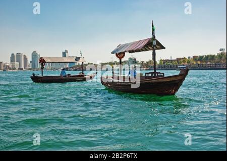 DUBAI, UAE-novembre 18: di legno vecchio arabo trading sulla nave Novembre 18, 2012 in Dubai, EAU. La tecnologia di costruzione navale è immutata dal XVIII secolo. Foto Stock