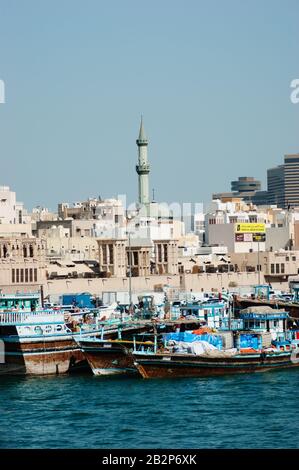 DUBAI, UAE-novembre 18: Nave nel porto detto il 18 novembre 2012 in Dubai, EAU. Il più antico porto commerciale di Dubai Foto Stock