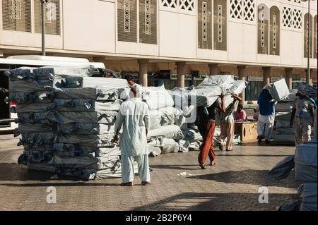 DUBAI, UAE-novembre 18: Nave nel porto detto il 18 novembre 2012 in Dubai, EAU. Il più antico porto commerciale di Dubai Foto Stock