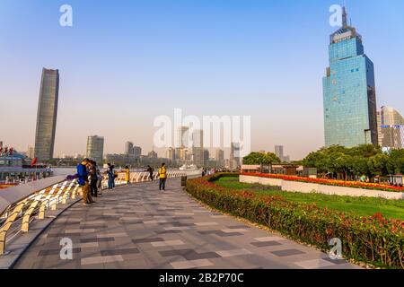 Shanghai, CINA, 30 OTTOBRE: L'area lungo il fiume Pearl nel quartiere finanziario di Lujiazui il 30 ottobre 2019 a Shanghai Foto Stock