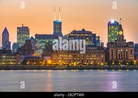 Shanghai, CINA, 30 OTTOBRE: Vista sulla storica area del Bund lungo il fiume e popolare destinazione di viaggio subito dopo il tramonto il 30 ottobre 2019 a Shanghai Foto Stock