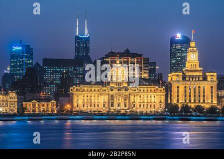 Shanghai, CINA, 30 OTTOBRE: Vista notturna degli edifici storici del Bund lungo il fiume Pearl il 30 ottobre 2019 a Shanghai Foto Stock