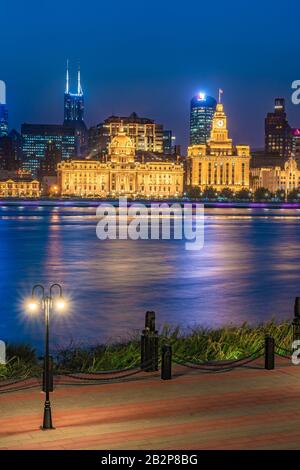 Shanghai, CINA, 30 OTTOBRE: Vista notturna degli edifici del lungomare del Bund lungo il fiume Pearl il 30 ottobre 2019 a Shanghai Foto Stock