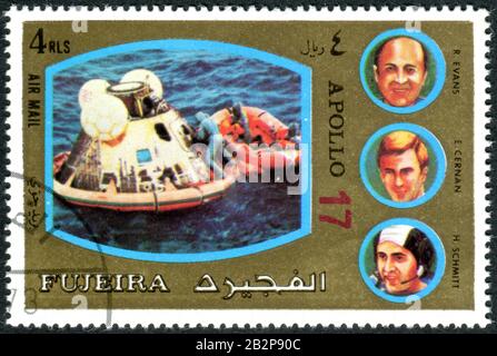 FUJEIRA - CIRCA 1972: Un francobollo stampato a Fujeira, rilasciato al programma Apollo, raffigura l'equipaggio di Apollo 17, circa 1972 Foto Stock