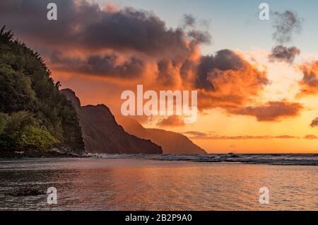 Il tramonto illumina le scogliere in recessione della costa di Napali sulla costa nord di Kauai nelle Hawaii Foto Stock