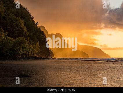 Il tramonto illumina le scogliere in recessione della costa di Napali sulla costa nord di Kauai nelle Hawaii Foto Stock